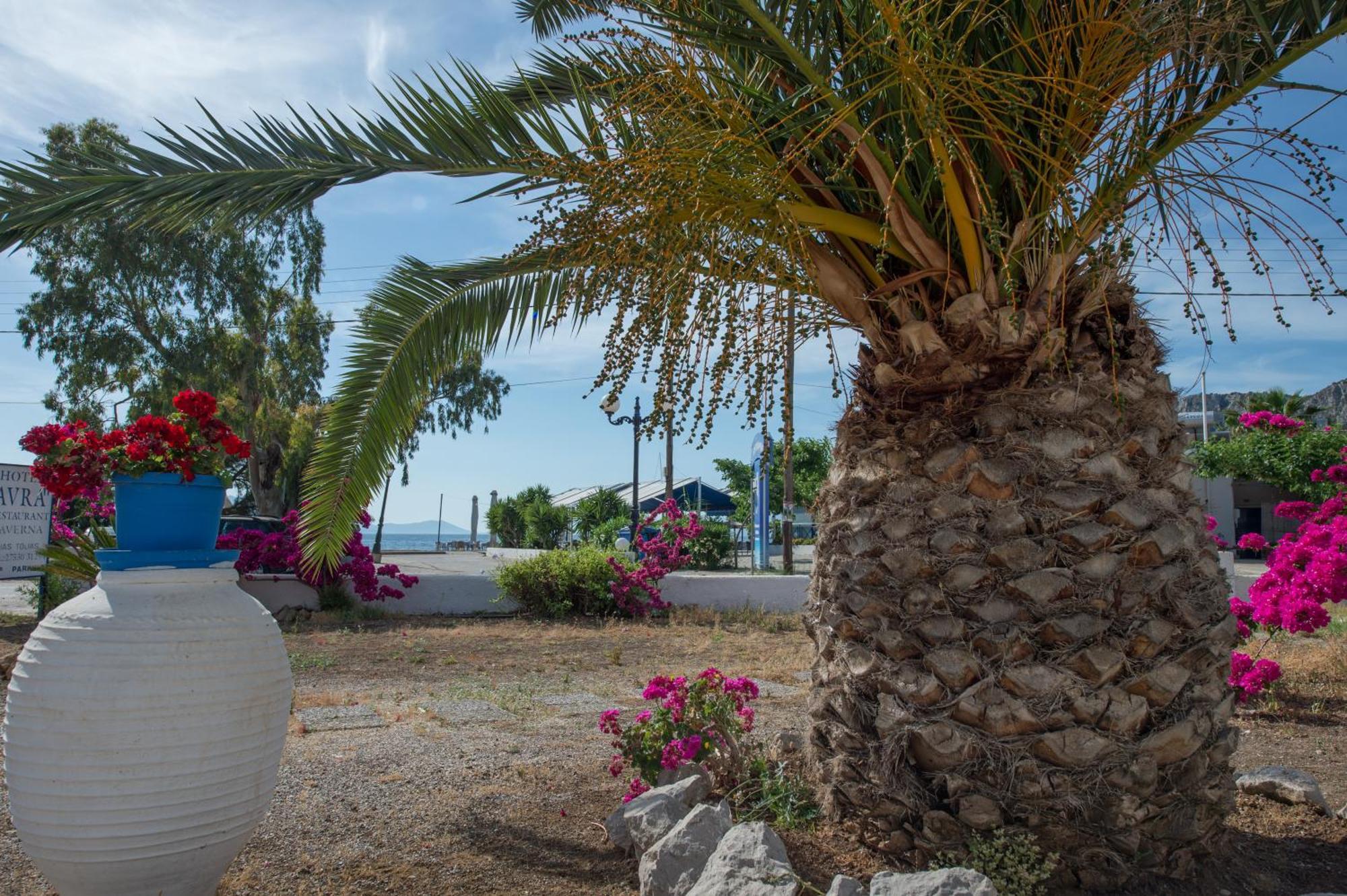 Hotel Avra Nea Epidhavros Exteriör bild